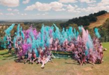 Litervis med solkräm och ett par sandaler