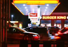 Nattlivet i Vasa har tagit nygamla former – hundratals ungdomar samlas i bilparader Bilarna samlas på parkeringen.