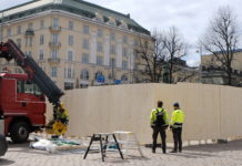 Havis Amanda skyddas från ivriga vappenfirare med massiva staket Staketen används för att skydda den gamla statyn. Bild: Ellen Forsström.