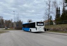 Ett av Helsingfors bussbolag kan gå i konkurs – böteslapp på 54 miljoner orsaken – HRT har mycket lån att betala tillbaka inom de kommande åren, vilket ökar trycket för besparingarna, säger Johannes Laitila. Bild: Ulrika Olsio.