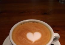 Må bra-tips: mörkrostat kaffe Mörkrostat kaffe innehåller ungefär lika mycket koffein som ljusrostat kaffe. Bild: Elin Westerlund