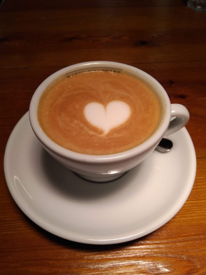 Mörkrostat kaffe innehåller ungefär lika mycket koffein som ljusrostat kaffe. Bild: Elin Westerlund