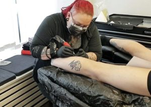 Jenni Kiiski anser att en tatueringsstudio är en hygienisk omgivning att jobba i. Bild: Valentina Kuula