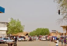 Desinformation, brist på resurser och oroligheter drabbar krisområden runt världen under coronapandemin: ”I vissa afrikanska länder går det rykten om att viruset dör i solen och att glass är farligt på grund av att det är kallt” Nigers huvudstad Niamey. Stora människosamlingar är vardagliga i huvudstaden. Bild: Wikimedia/ Roland Huziaker/ CC BY-SA 2.0