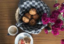 Recept: Mias (banan)scones Scones med kaffe. Bild: Maria Ylöstalo