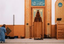 Ramadan inleds i kväll – muslimer hittar gemenskap på nätet Finlands muslimer har hittat nya lösningar när moskéerna står tomma. Bild: Rumman Amin / Unsplash