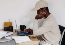 Var femte arbetstagare säger att de inte har fått några som helst arbetsredskap för distansarbete av sin arbetsgivare. Bild: Surface/Unsplash.