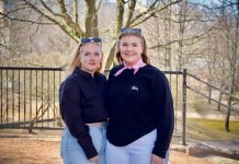 Varmt väder lockar ut folk till parkerna: ”Jag är trött på att sitta i min lägenhet” Stella Weckström och Julia Salminen i parken.