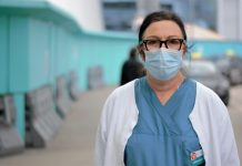 ”Skyddsutrustningen var den största omställningen” – Så här ser livet ut som sjuksköterska i en pandemi sjukskötare med svart hår och ansiktsmask