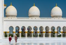 Ramadan påbörjas i undantagsförhållanden Två kvinnor iklädda i burkha går utanför en moské i Abu Dhabi, i Förenta Arab Emiraterna