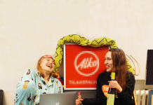 Pinsamma podden ”Då vill man bara sjunka under jorden” Pinsamma podden, Moa och Evelina sitter på en soffa med en alko-skylt