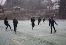 Uteträning motiverar spelare i Kimito Fotbollslag som tränar i snöväder på fotbollsplan.