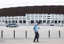 Motion mot depression Person i blåa kläder joggar förbi Helsingfors Olympiastadion.
