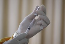 Regeringens förslag om vaccinationsordning splittrar åsikter En vaccinspruta injiceras med covid-19 vaccin
