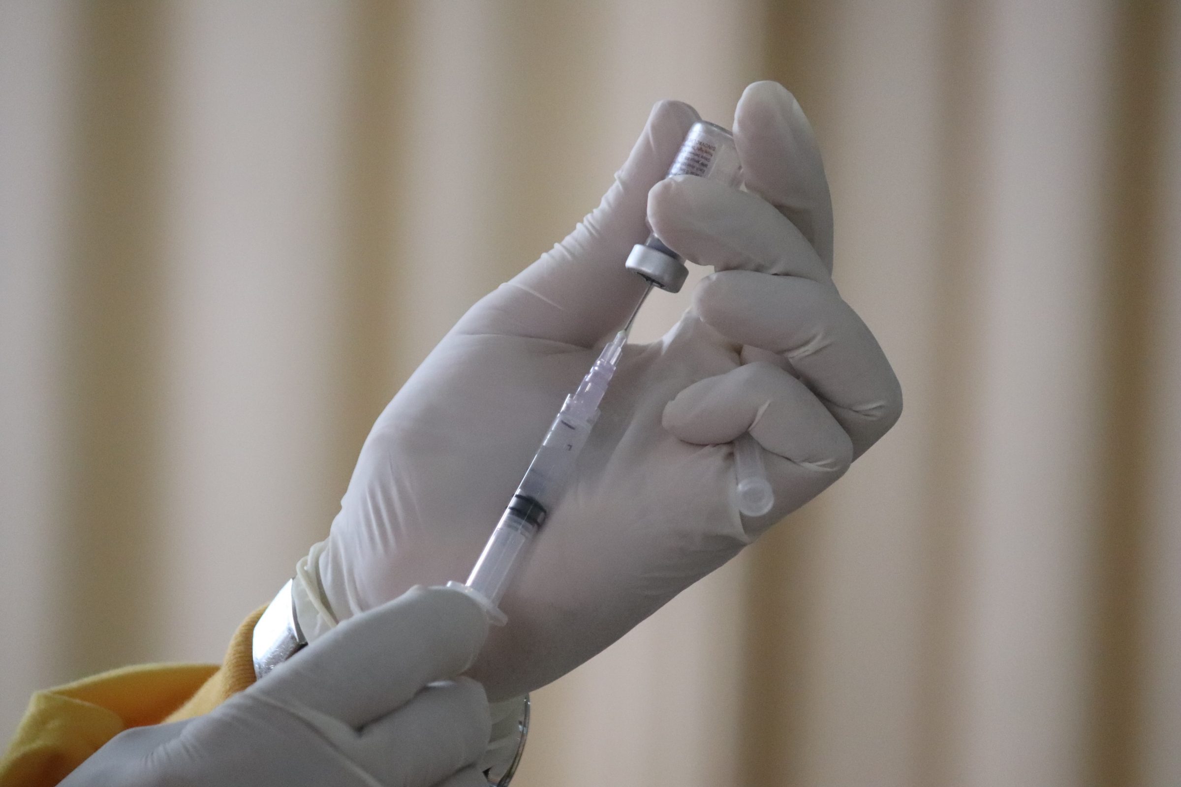 En vaccinspruta injiceras med covid-19 vaccin