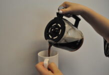 Person som häller upp kaffe