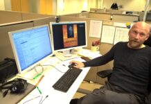 Våldsamma upplopp i Sverige väcker ingen större oro hos finska polisen Måns Enqvist sitter framför en dator