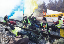 Miljöaktivister blockerar den ryska koltransporten vid Koverhar hamn Aktivister vid järnvägsspåret