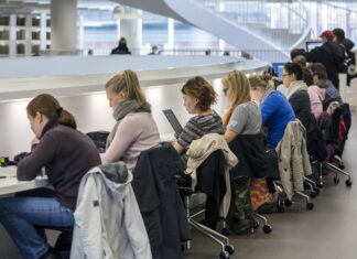 Finland världens lyckligaste – men studerande faller utanför: ”Det blir som en ond cirkel” Unga studerande sitter och studerar på Kaisa bibloteken.