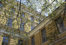 Helsingfors universitet publicerade sin första hållbarhetsplan någonsin – vill uppnå klimatneutralitet 2030 Gula universitetsbyggnaden.