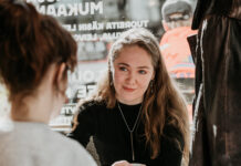 ”Vi är människor, inte cirkusdjur” Säde Rinne och reportern sitter mittemot varandra, bilden är tagen bakom reportern. Rinne ler lite.