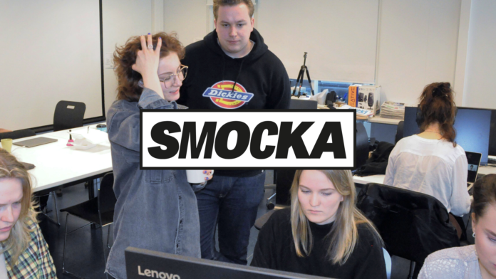 Smockas logo och en bild på studerande som arbetar i Smocka-redaktionen.