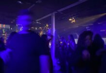 Studerande ser inte nykterhet som ett hinder för att festa Människor i en mörk miljö som dansar