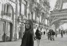 Utbytesstudent i Paris: Franska presidentvalet förvånansvärt osynligt Studerande ler mot kameran och står framför eiffeltornet