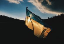 En mörk påsk för ukrainarna Bild på Ukrainas flagga i skuggan.
