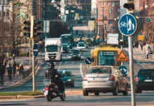 Fler bilar i trafiken under coronaåren, men färre nya registreras – el har kört om diesel En bild på en medeltrafikerad gata i Helsingfors.