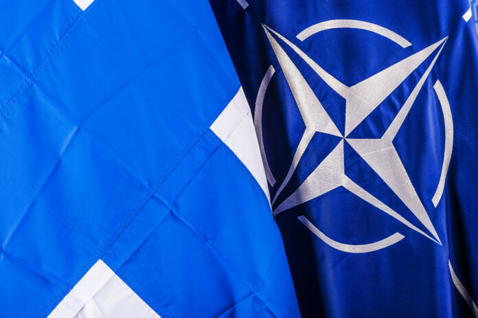 En bild på Finlands och Natos flaggor