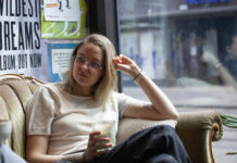 Studerande drogas även på studieevenemang – Emilias drink blev spetsad på sits Emilia Savage sitter på en soffa i ett cafe