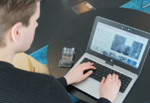 Yle börjar publicera nyheter på ukrainska En person som sitter och läser nyheter