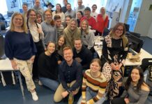 Smocka är slut för i år! Hela Smocka-redaktionen samlad på en gruppbild i redaktionen. Alla personer ser in i kameran och ler.