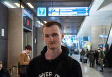 ”Jag blev kallad naiv då jag stannade kvar” En närbild på ung man i en bussterminal