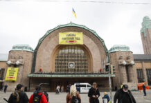 Greenpeace-banderoller pryder järnvägsstationen: ”Stoppa rysk fossilhandel”