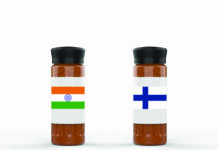 En röra med kryddor från två olika kryddskåp Kryddburkar