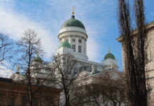 Före detta polis dömd för misshandel och tjänstebrott Helsingfors domkyrka framför träd.