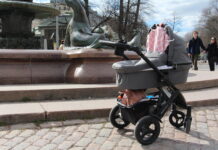 Färre barn föddes och rekordmånga personer dog i fjol En barnvagn.