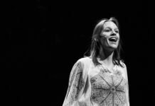 Finns det plats för finlandssvenska skådespelare på scen? Bild på Livia Wikström som sjunger på scen