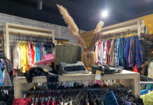 Skattkistan vars innehåll är vintage Färggranna vintagekläder