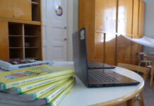 Pekplattorna framme, telefonerna borta –“Elever måste också klara av att skriva för hand” Utbildningsmedel i grundskolan Norsen