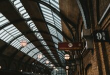 I bilden syns plattformen 9 3/4 från Harry Potter filmerna