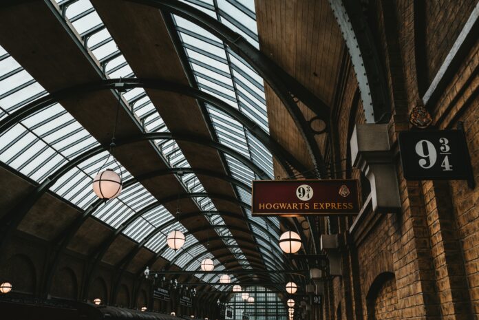 I bilden syns plattformen 9 3/4 från Harry Potter filmerna