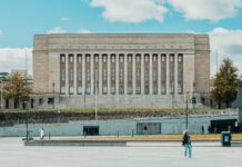 Samlingspartiet, Sannfinländarna, SFP och Kristdemokraterna regeringsförhandlar På bilden är Finlands riksdagsbyggnad.