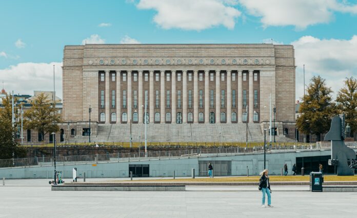 På bilden är Finlands riksdagsbyggnad.