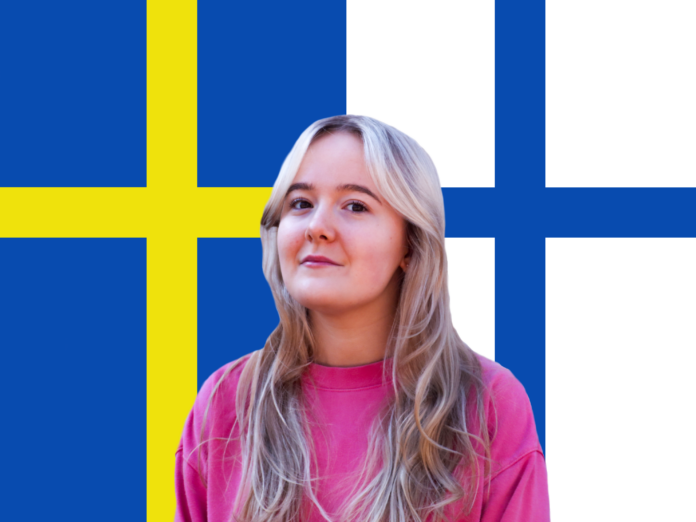 Svenska flaggan till vänster och skribenten Michelle Lindell Ojala. Finska flaggan till höger om skribenten