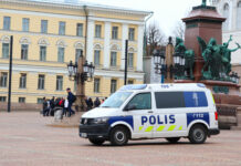 Polisen och vården förbereder inför Valborgshelgen Det är en polisbil som är parkerad på ett torg i Helsingfors.