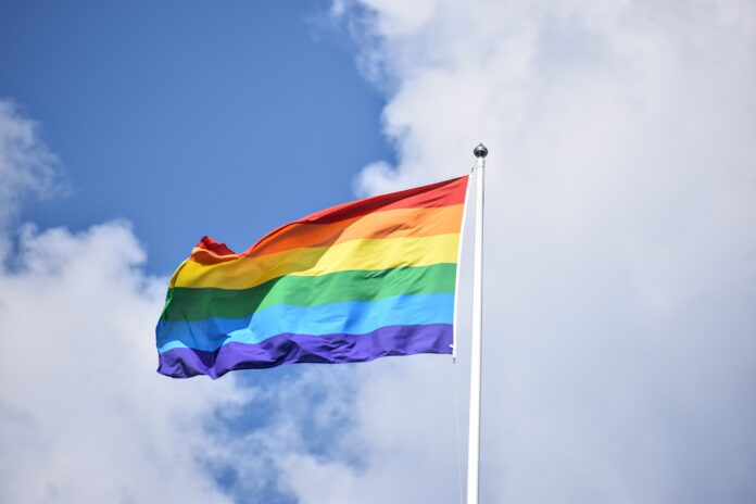 En regnbågsflagga på en flaggstång.