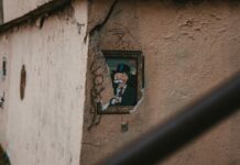 Förväntningarna på bostadsmarknaden motsvarar inte realiteten En bild på monopol mannen